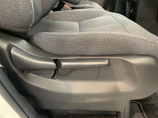 高さ調整も可能なシート。ドライビングポジションは運転には重要ですよね