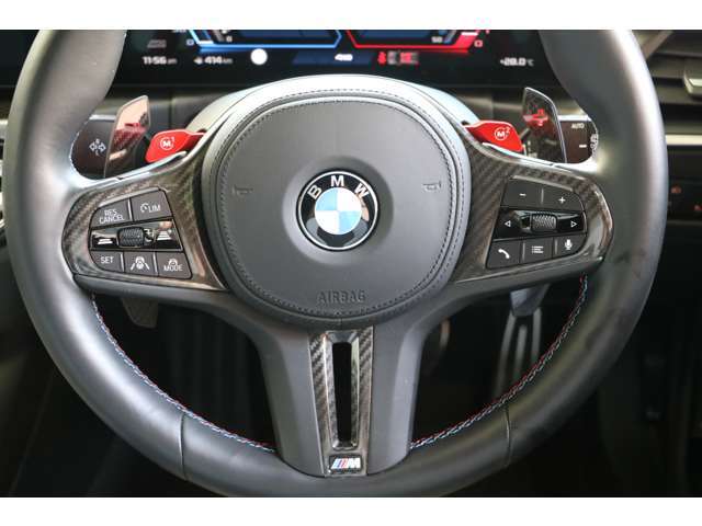 ステアリングのインサートやシフトのパドルまでカーボンになっています。運転席に座るとここは視界に入るのでより満足度は高まるでしょう。