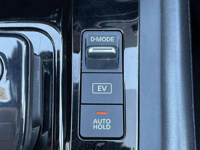 ドライブモ-ドスイッチ！！切り替えたらワンペダルでスイスイ快適運転ができます。EVモードはモ-タ-のみで運転する為、静かに走行できます。