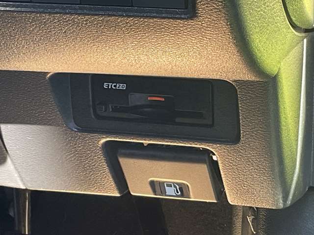 《ETC2.0》高速道路料金所で小銭の出し入れをする必要もなくスムーズに通過でき　ETC搭載車しか通過できないスマートインターも利用可能で、高速道路利用の幅が広がりますよ！