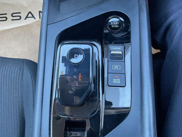 E-POWER専用のシフトレバ-です。オートブレ-キホールドは信号待ちや渋滞時にブレ-キを保持してくれます。安心して運転できますね！