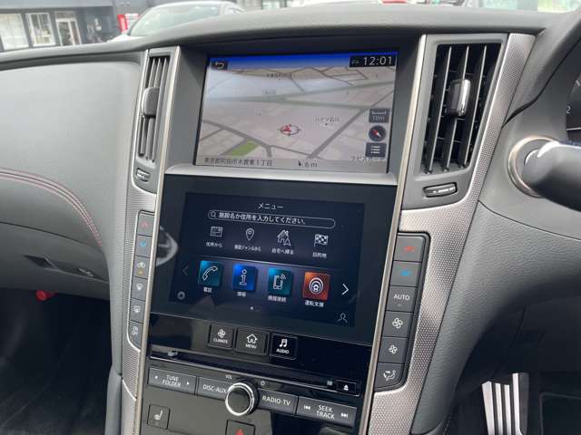 日産純正のカーナビが付いておりますので知らない所でもサポートしますので安心ですね。色々な機能でドライブも快適ですね。