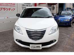 プラチナはキセノンヘッドライトを標準装備！ランチア版とはグリルとエンブレムが違うだけの同等スペック！