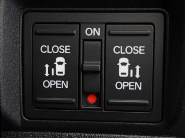 ◆両側電動スライドドア◆狭い駐車場でも乗り降りが楽々♪お子様が隣の車にドアを当ててしまう心配もございません！小さなお子様連れの方もこれで安心。