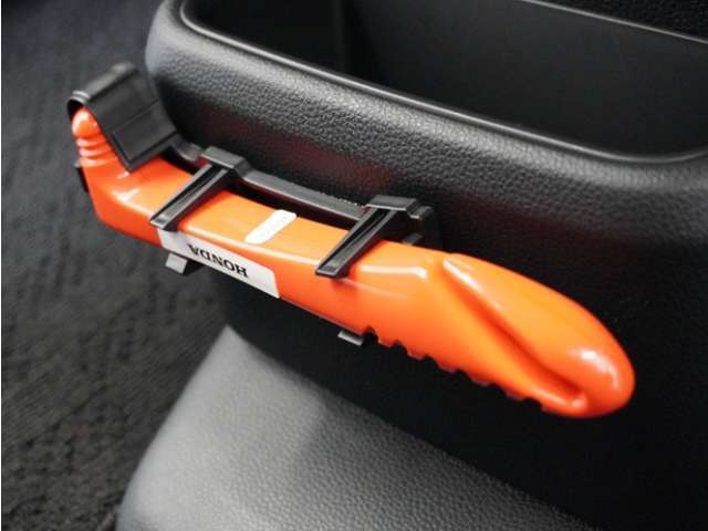 レスキューマンIIIは万一の事故で車内にとじこめられた場合に脱出するためのアイテム。シートベルトを切断するカッター、ドアガラスを割り脱出用の穴を開けるハンマーとして使えます。