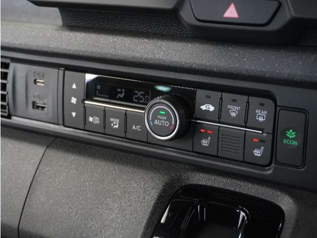 ◆オートエアコン装備◆　お好みの温度を設定をするだけで、後は、自動で風量を調節してくれます！快適にドライブが楽しめます。