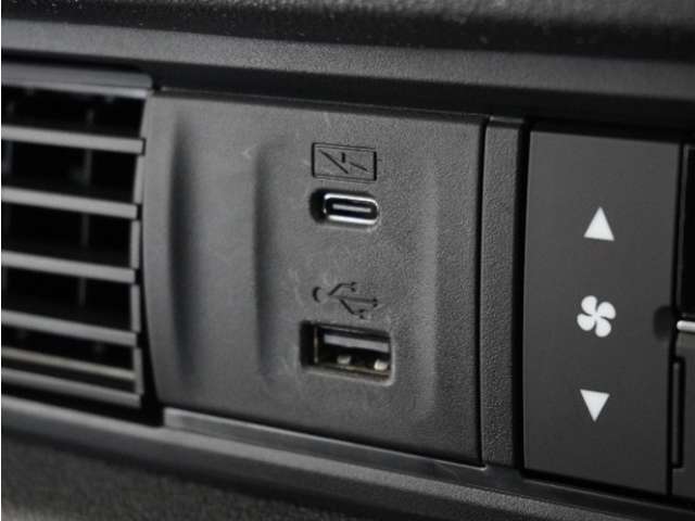 USB接続、スマートフォンの充電等にも便利なUSBチャージャー！使いやすい場所に装備されています。