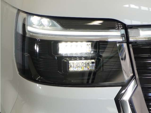 【LEDヘッドライト＋デイライト】今や主流のLEDヘッドライトに、日中でも他者からの視認性を良くするデイタイムランニングランプ装備！スタイリッシュでかっこよく仕上がっています。