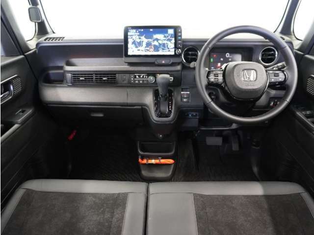 視界広々で運転しやすくロングドライブでも疲れを感じさせないすっきりとまとまったインパネ周りです。