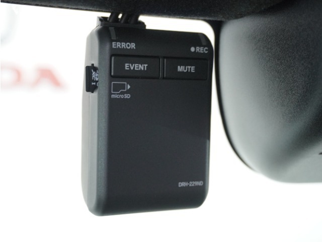 ◆ドライブレコーダー◆映像・音声などを記録する自動車用の装置です。　もしもの事故の際の記録はもちろん、旅行の際の思い出としてドライブの映像を楽しむことができます。