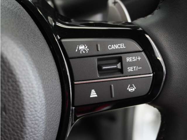 【渋滞追従機能付アダプティブクルーズコントロール】カメラが先行車との車間距離を測定。高速道路の渋滞時に適切な加減速を行い運転者がアクセルやブレーキを操作せずに走行、停車出来るよう支援します。