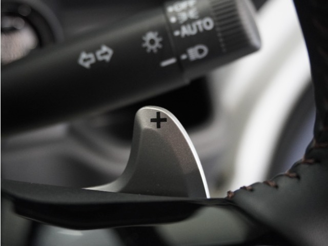 ◆パドルシフト装備◆オートマチック車でもミッション車のようなフィーリングを楽しめます。エンジンブレーキを使いたい時にも役立ちます。