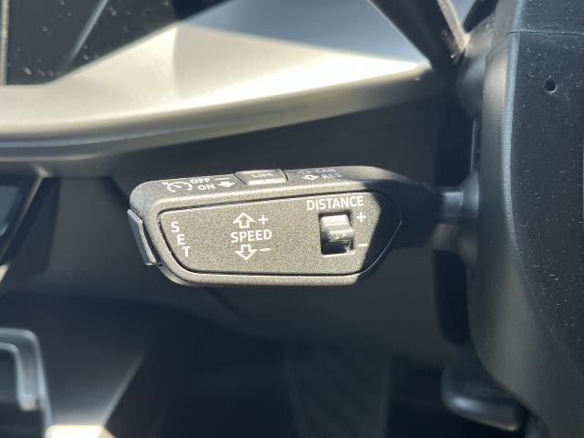 ●アダプティブクルーズコントロール『設定した速度で前方車両に追いつくと、安全な車間距離を自動で調整して前方車両を追従します。長距離ドライブでの疲労を軽減する大変重宝する機能です。』