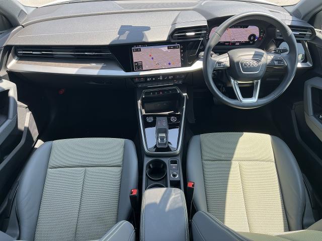 ●【認定中古車】Audi専門のテクニシャンが、100項目にもおよぶ精密な点検を実施。すべてをクリアしたAudi車のみが対象となります。