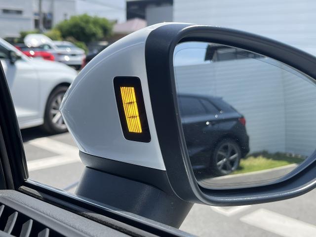 【●サイドアシスト】自車を追い越そうとするクルマが自車の死角にいる場合など、システムが車線変更の危険を予測し、該当する側のエクステリアミラーに搭載されたLEDが点灯してドライバーに警告します。