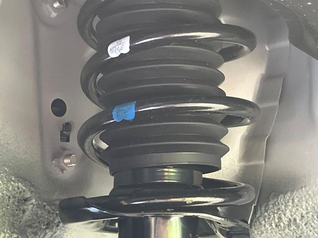 お車を安心してお乗りいただく為には、足回りの定期点検が欠かせません。サービスサポート（有償保証）では無料点検もご提供しており、安心のカーライフをお過ごしいただけるサポート体制が整っています。