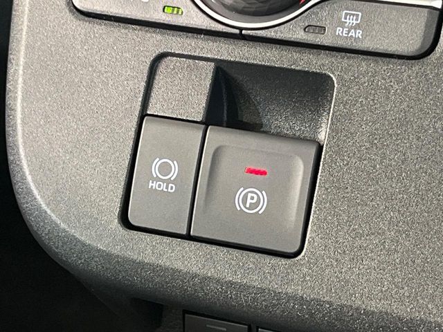 【電動パーキングブレーキ】パーキングブレーキは便利な電動式！ボタン一つで操作でき、アクセルを踏めば自動で解除されます♪レバーやペダルが無いので運転席廻りもすっきりしますね♪