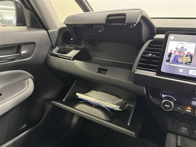 【グローブボックス】車検証、サングラスやCDなど小さい荷物が収納できるので車内を綺麗に整頓できますね。