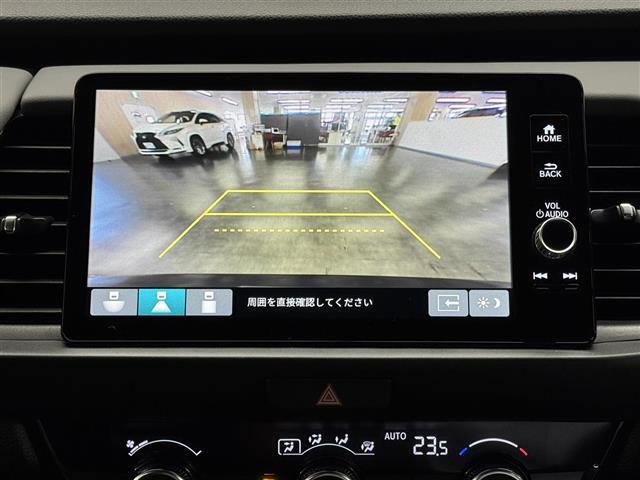 【バックカメラ】駐車時に後方がリアルタイム映像で確認できます。大型商業施設や立体駐車場での駐車時や、夜間のバック時に大活躍！運転スキルに関わらず、今や必須となった装備のひとつです！