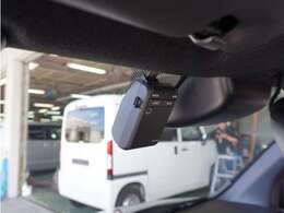 ◆ドライブレコーダー◆映像・音声などを記録する自動車用の装置です。　もしもの事故の際の記録はもちろん、旅行の際の思い出としてドライブの映像を楽しむことができます。