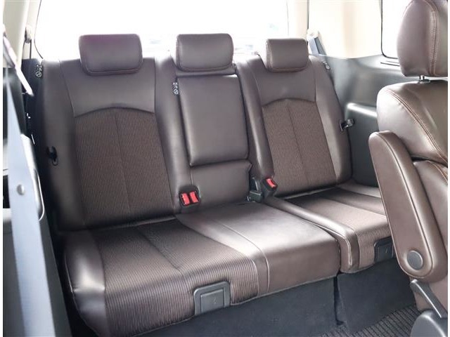 お客様のニーズを想像しながら、『見て』『触って』『体感』が出来るように仕入れ活動を行っております。