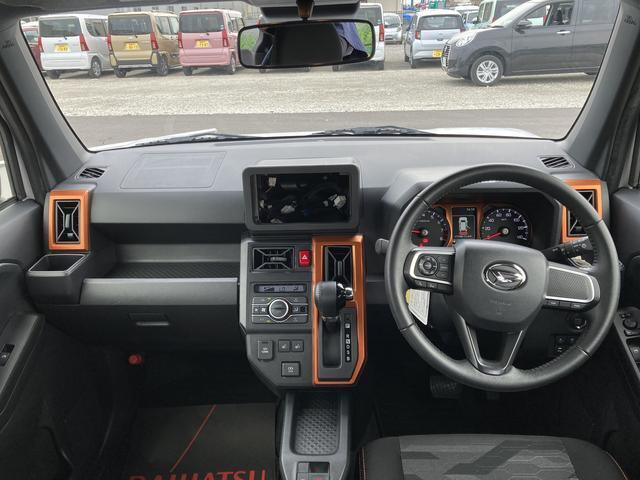 広々とした駐車場をご用意しておりますので、運転が苦手な方でもご安心ください。また、大型の屋根がございますので、雨に濡れることなくご移動できます。