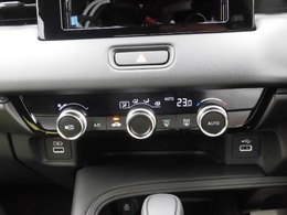 オートエアコン装備。温度設定をしておけば風量・吹出し口を自動で調整してくれるので車内はいつも快適です。