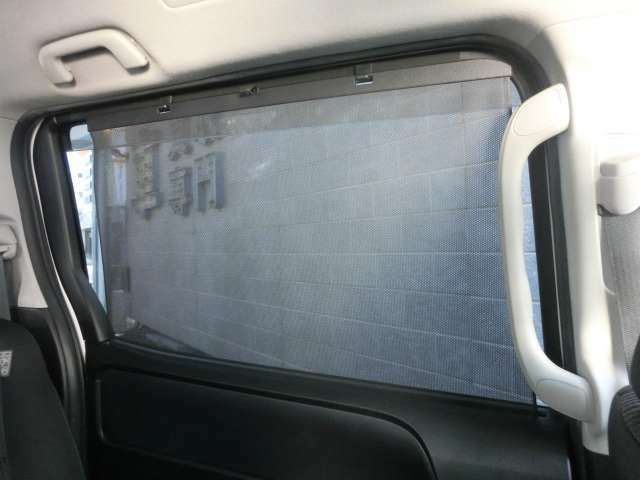 セカンドシート横の窓ガラスはブラインドサンシェードが備わっており用途に合わせてお使いいただけます。