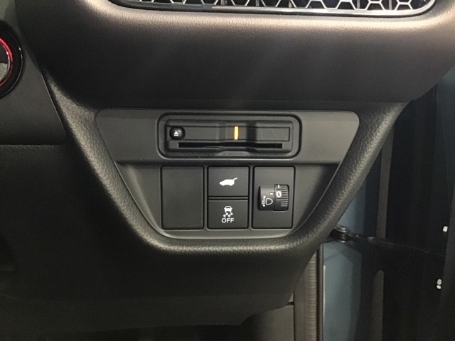 高速道路で便利なETCは、運転席の右側に取り付けられています。