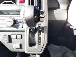 使用するシフトレバー。確りと確認したいですね。