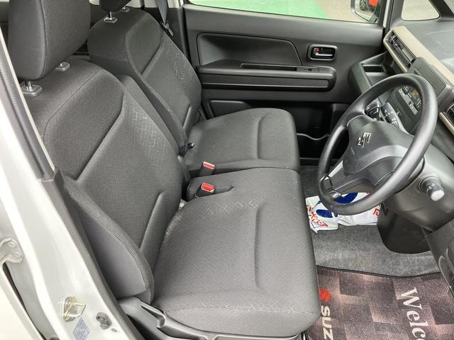 フロントシートはベンチシートです。インパネシフトで足元は広々。運転席と助手席はウォークスルーできます。