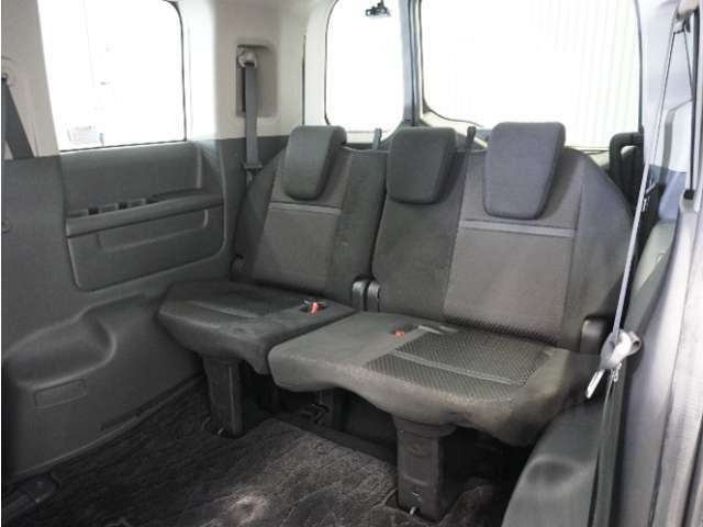 【サードシート】足元にもゆとりがあり、しっかりと座れるスペースを確保。イザ！という時に便利にご利用できます。