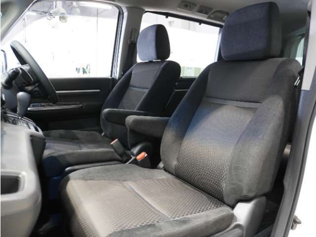 【フロントシート】からだを包みこむような形状でホールド感があり、ロングドライブでも疲れにくいシート。後ろの席のゆとりも考えた背面形状など、機能を踏まえながらスマートなデザイン！