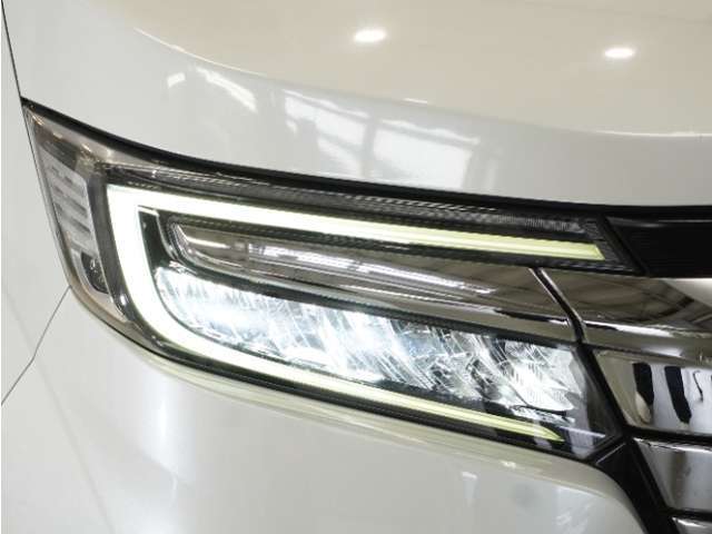 【LEDヘッドライト】省電力で、明るく遠くまで照らし、夜道や雨天などの走行の際、安心感を高めます。オートライト機構で周囲の明るさを感知し、自動で点灯、消灯します。