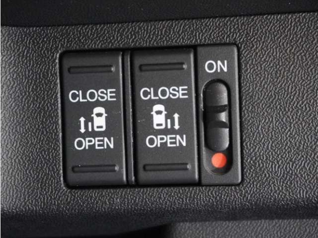 【パワースライドドア】車外・車内のドアハンドルからはもちろん、運転席スイッチやリモコンキーからも開閉操作が可能。挟み込み防止機能もあり、お子さまの乗り降りも安心。