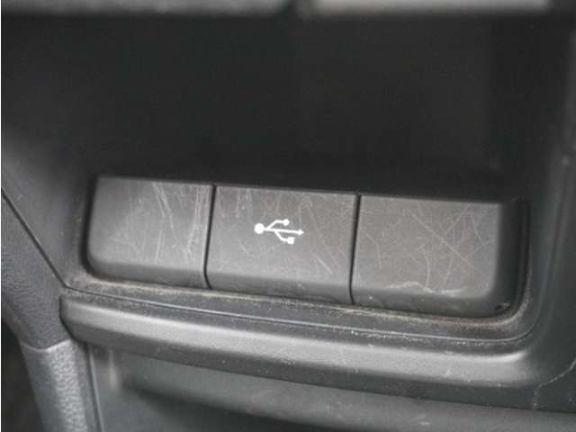 【USBジャック】充電をスマートに。スマートフォンやタブレット、携帯ゲーム機などの充電が可能。