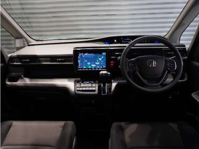 【室内】シートや内装各部への徹底した清掃を実施。