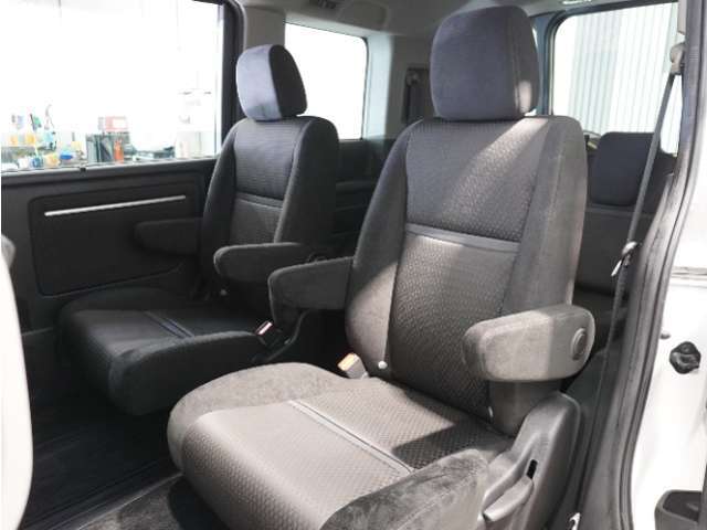 【セカンドシート】ゆったり快適に座っていただけますので、楽しくドライブに参加できます。