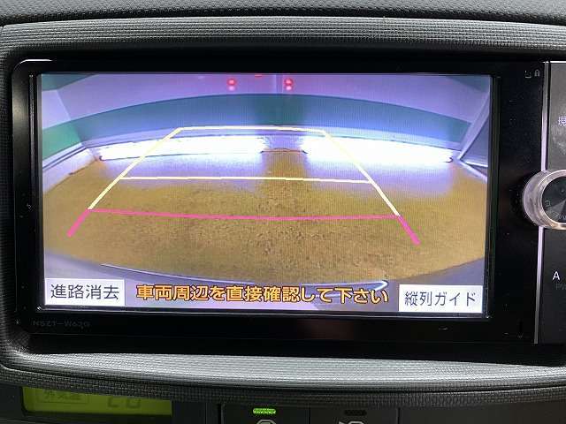 バックカメラがついて後方確認が簡単にできます！苦手としている車庫入れ等も安心して出来ますね！凄く需要の高い装備ですので、最初から付いていれば言う事なしですよね！？