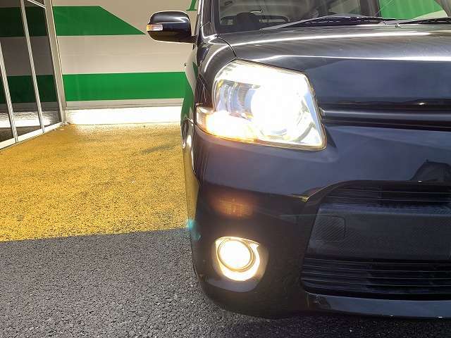 明るいキセノンライトとフォグも付いて夜間走行も安心です！