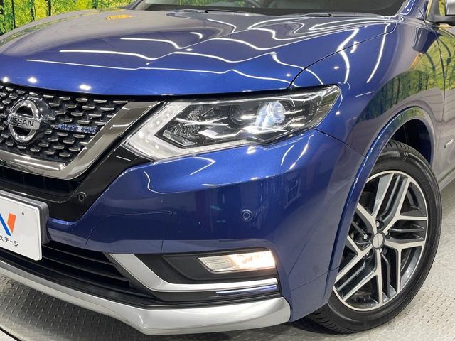 【LEDヘッドライト】悪天候や夜間走行時も良好な視界を確保し安心して運転できる高輝度LEDヘッドライトを装備！点灯速度が早く、消費電力も抑えられています。