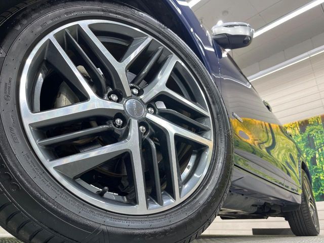 【純正アルミホイール】デザイン性の高い純正アルミホイールを装着しております。各種社外アルミホイールや、スタッドレスタイヤも取扱いしております。是非ご相談ください♪