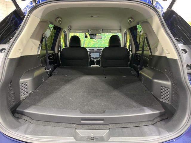 ラゲッジルームは、大容量のスペースを確保。普段のお買い物からレジャーまで、幅広く活躍してくれます！また、リアシートを倒すことでバリエーション豊かにお使いいただけます。