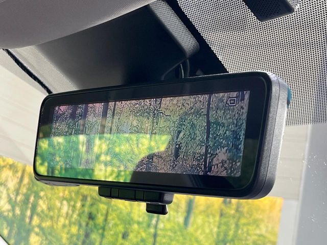 【インテリジェントルームミラー】後席の大きな荷物や同乗者で後方が確認しづらい時でも安心！カメラが撮影した車両後方の映像をルームミラー内に表示。クリアな視界で状況の確認が可能です！