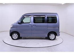 タングステングレーメタリック色のボデーカラーに純正のアルミホイールがマッチしています