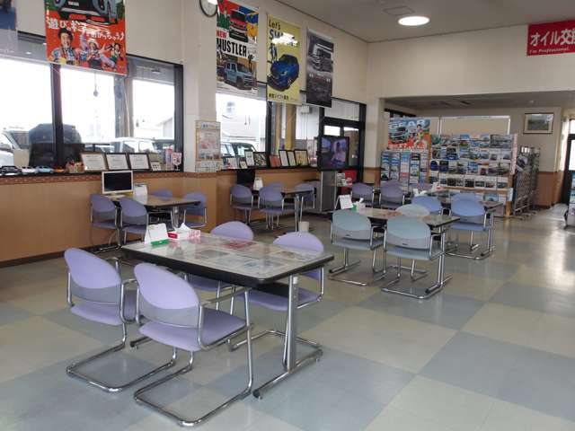 店内の広い商談スペースで、ゆっくりとお車を選んでいただくことができます♪
