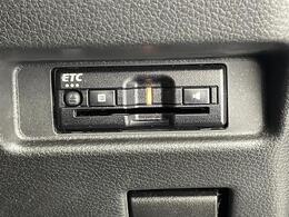 【ETC】有料道路を利用する際に料金所で停止することなく通過できる、ETC車載器（ノンストップ自動料金収受システム機器）が装備されています。セットアップを行うことで利用可能になります。