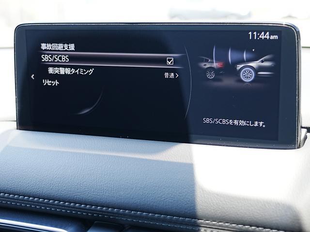 こちらのお車には先進安全装備が多数搭載されています。衝突被害を回避あるいは軽減するためのブレーキや、後方死角からの接近警報、車線逸脱を防止する警報装置など、詳しくはスタッフまでお尋ねください。