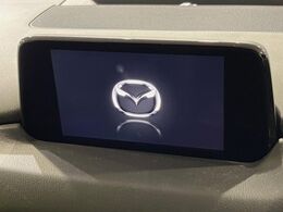 【マツダコネクトナビ】車内の雰囲気にマッチした一体型タイプのナビ。各種車輌設定やBluetooth再生等、様々な機能が楽しめます。直感的なダイヤル操作が可能で、使い勝手も良好です。
