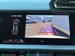 ●リアビューカメラ『入車経路を算出し、ガイドラインと補助線をディスプレイに表示します。同時にバンパーに内蔵のセンサーが障害物を感知し音で注意を促します。後方の死角も安心していただけます。』